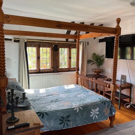 Tudor House - Double Room - En Suite Goff's Oak Экстерьер фото