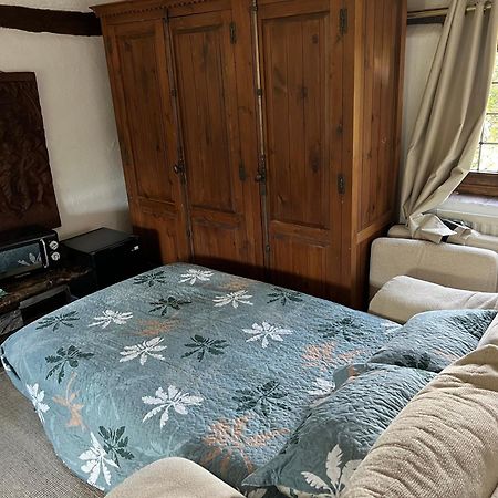 Tudor House - Double Room - En Suite Goff's Oak Экстерьер фото